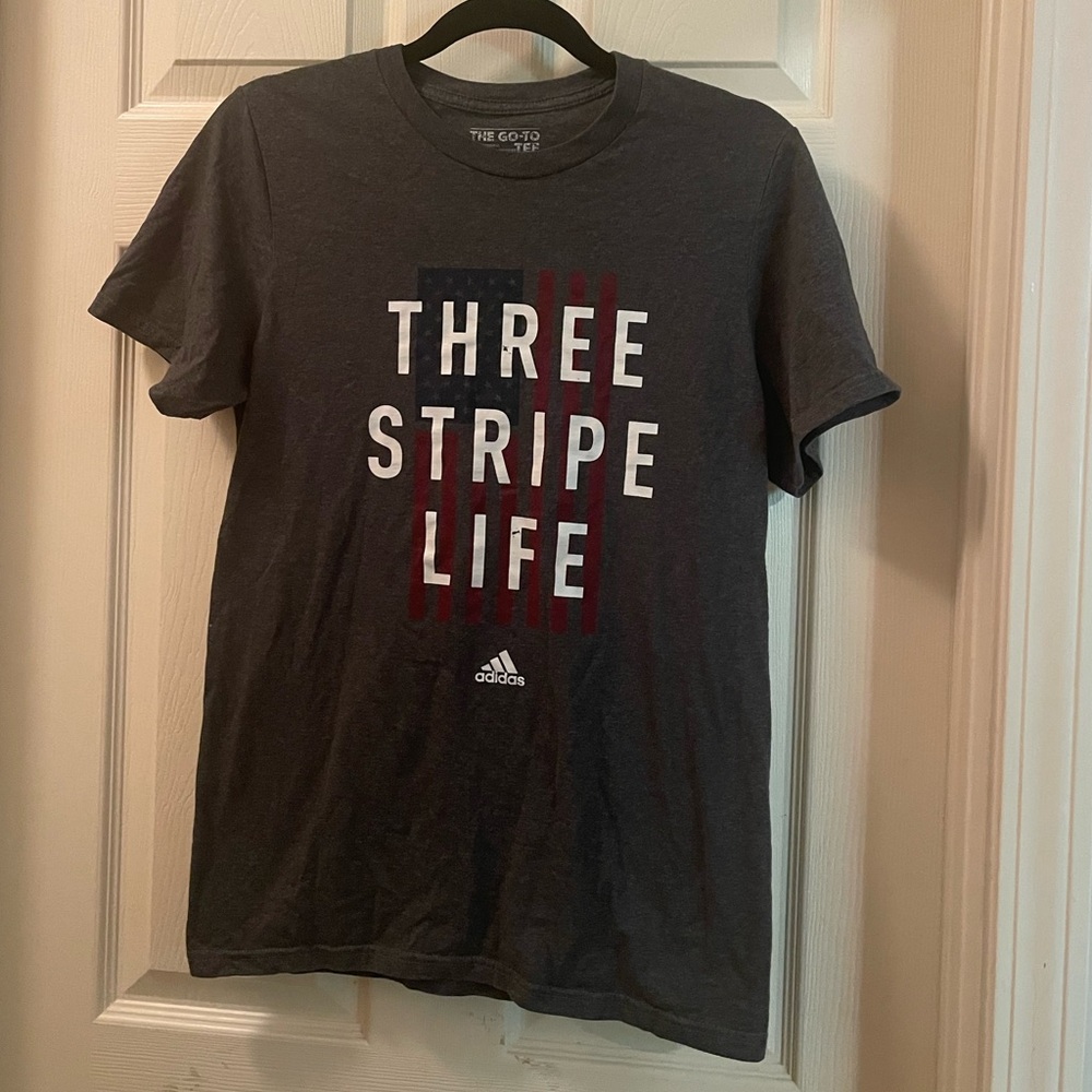 EUC adidas men’s small three stripe life go to tee American flag gray Tshirt